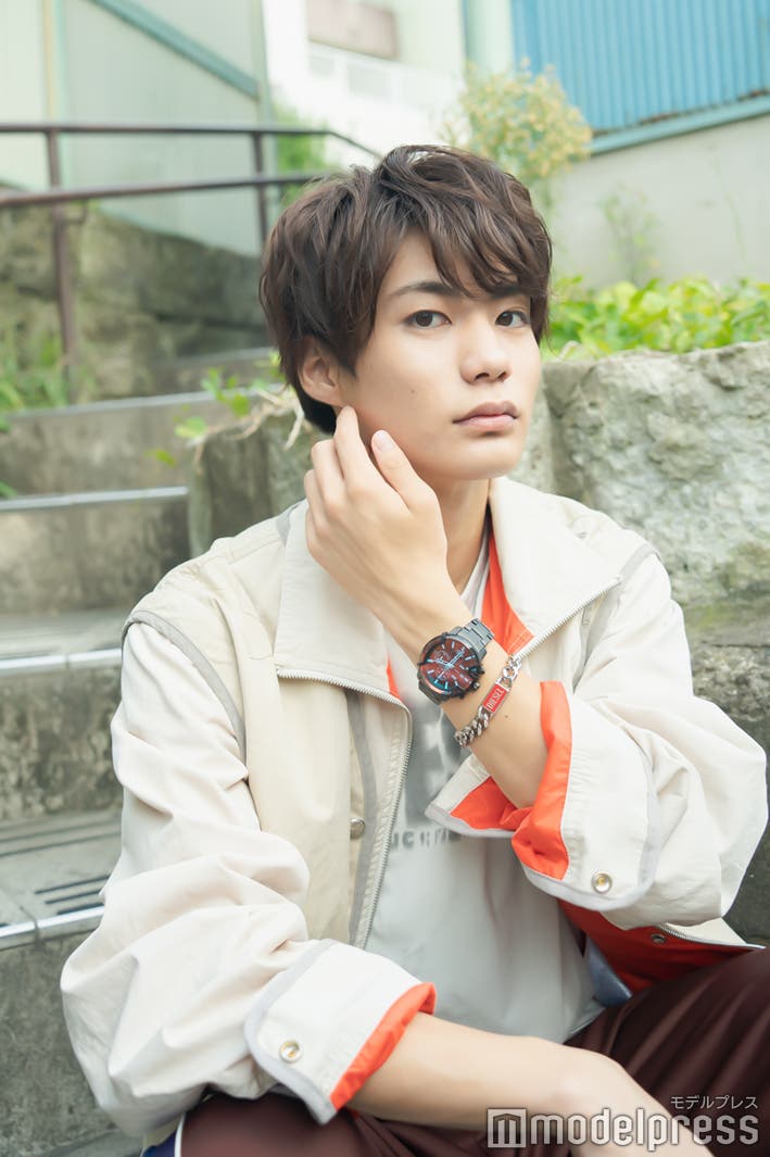 腕時計(GRIFFED MINI DZ4605)¥40,700、ブレスレット¥15,400/皆藤空良(C)モデルプレス