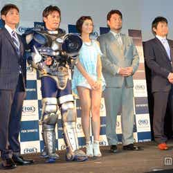 (左2番目から)岡田圭右、鈴木ちなみ