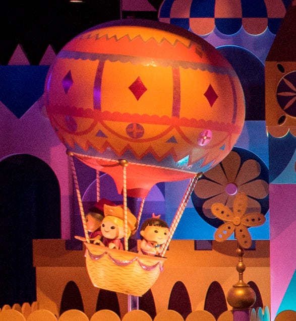 気球で旅行? (C)Disney