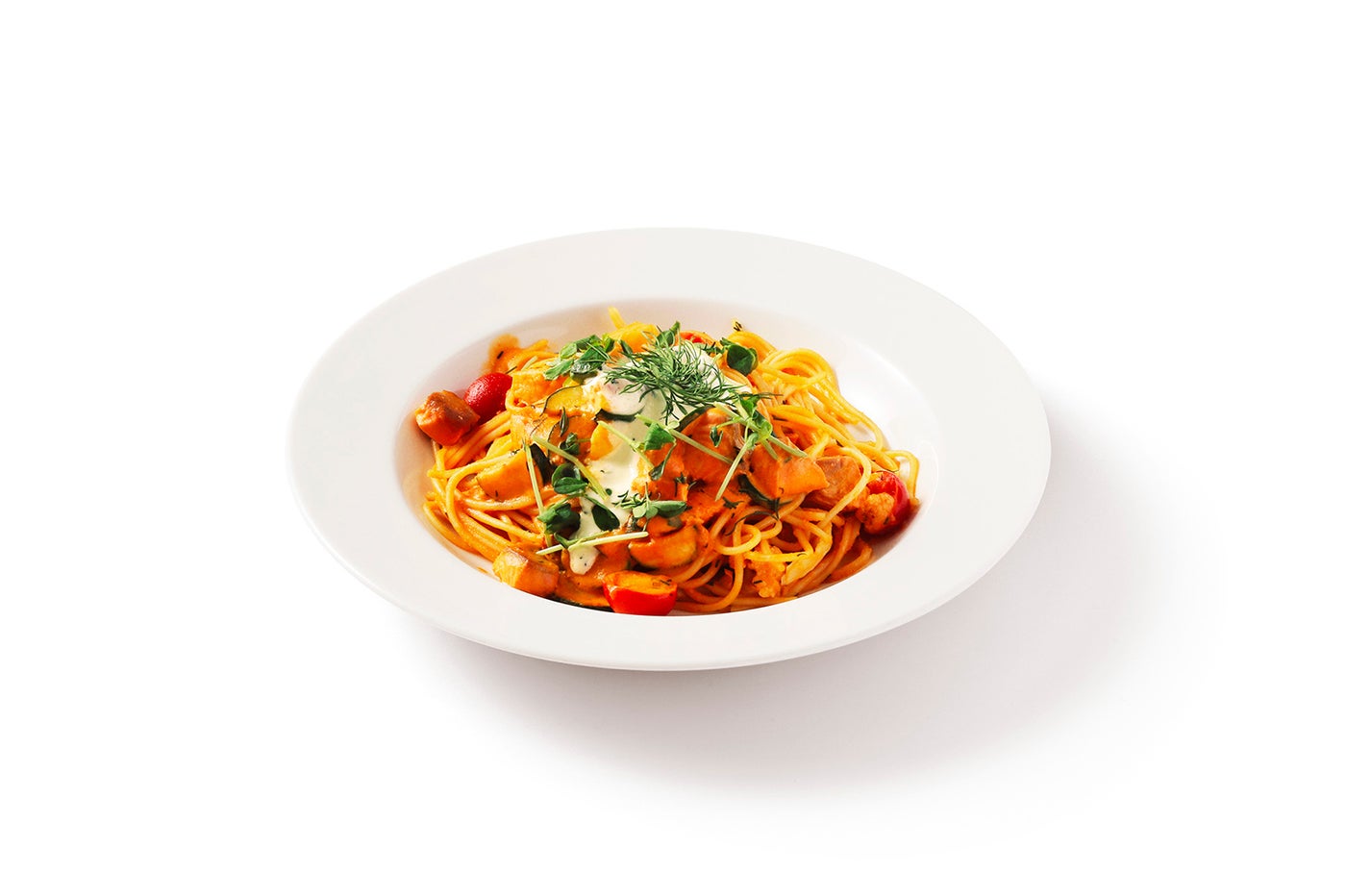 スパゲッティ季節野菜とサーモントラウトのkiriクリームチーズトマト風味／画像提供：ベルジャポン