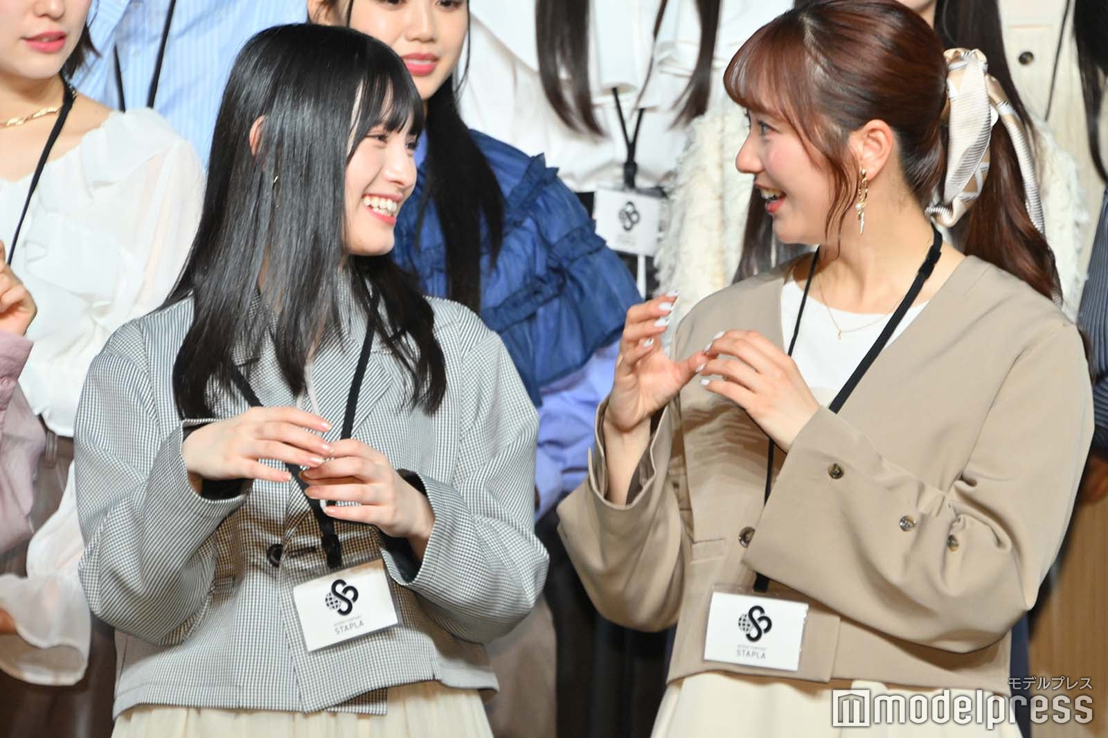 菅田愛貴とポーズを決める佐々木彩夏（C）モデルプレス