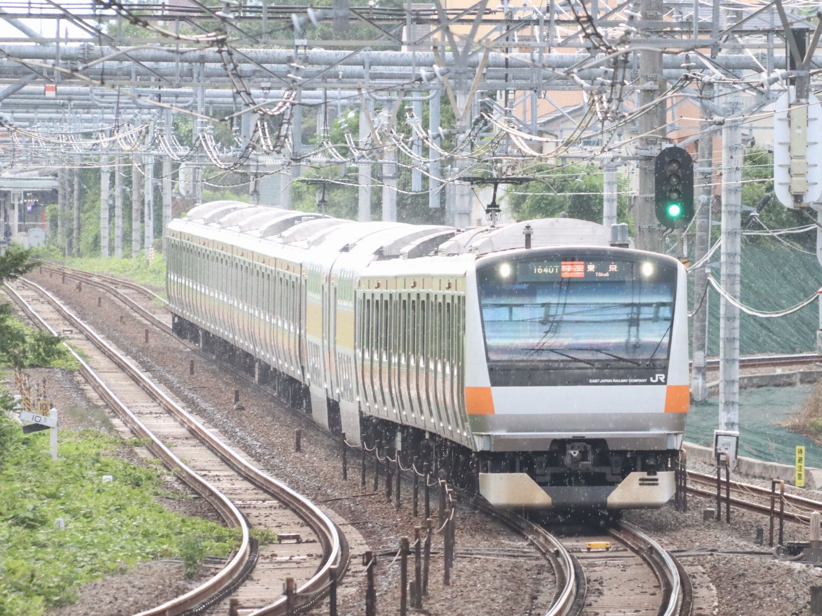 国分寺駅に到着する中央線快速電車