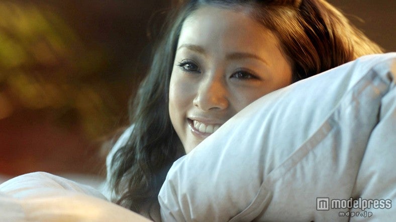 新妻・上戸彩、布団にくるまって「毎日、幸せを感じるのです」