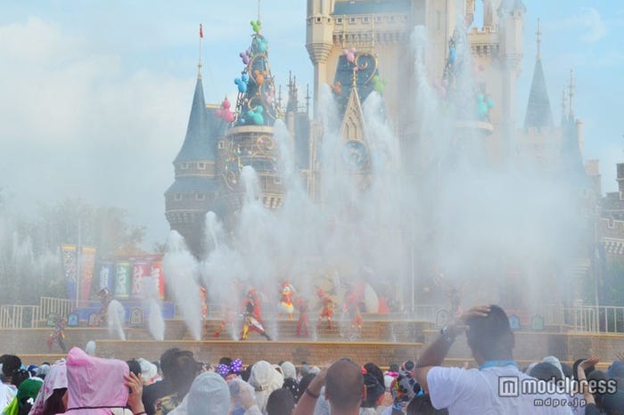 城から大量の放水でびしょ濡れ間違いなし(TDL/爽涼鼓舞“THE EMBU”)