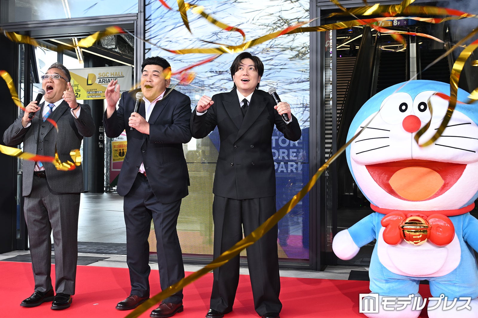 （左から）サンドウィッチマン、加藤シゲアキ（C）モデルプレス／ドラえもん（C）Fujiko Pro