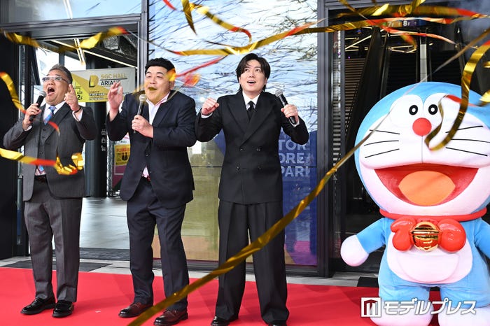 (左から)サンドウィッチマン、加藤シゲアキ(C)モデルプレス/ドラえもん(C)Fujiko Pro