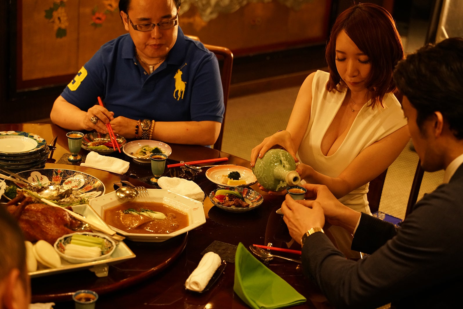 清水あいり、谷間あらわな謎の女に 杉野遥亮主演「スカム」出演