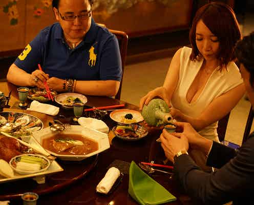 清水あいり、谷間あらわな謎の女に 杉野遥亮主演「スカム」出演