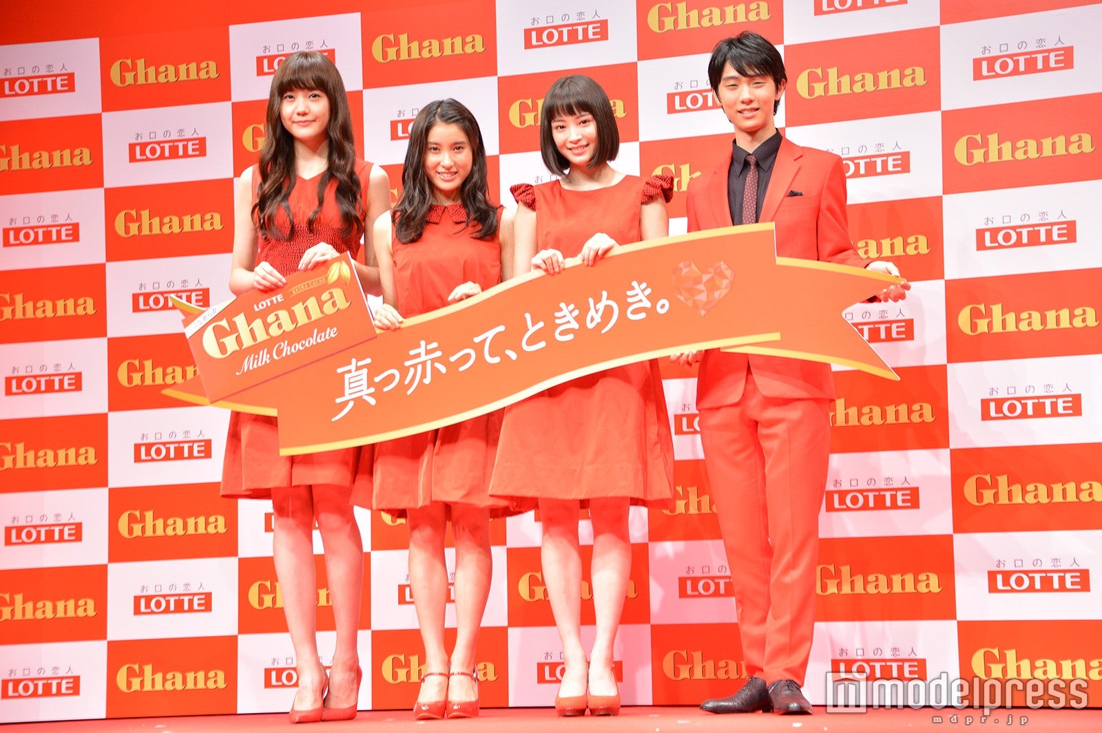 （左より）松井愛莉、土屋太鳳、広瀬すず、羽生結弦選手（C）モデルプレス