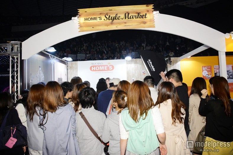 中村アンの登場で一気に盛り上がる「HOME'S」ブース