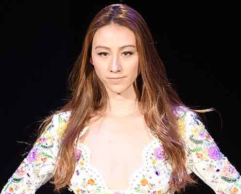 道端カレン、SEXYな胸元チラリ 大人の色香漂わせランウェイ