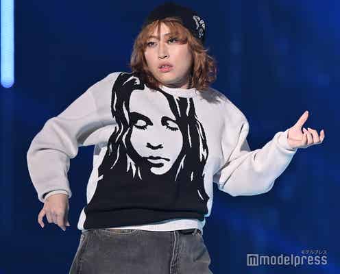 丸山礼、肩で風切るランウェイ エアギターも熱くかき鳴らす<TGC2023A/W>