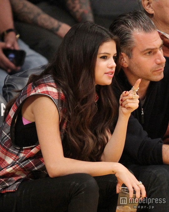 年下男子は懲りた？　セレーナ・ゴメスがナゾの年上男性とツーショット