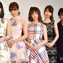 AKB48『僕たちは戦わない』MV完成披露試写会に出席した（左から）横山由依、加藤玲奈、島崎遥香、柏木由紀、大友啓史監督【モデルプレス】
