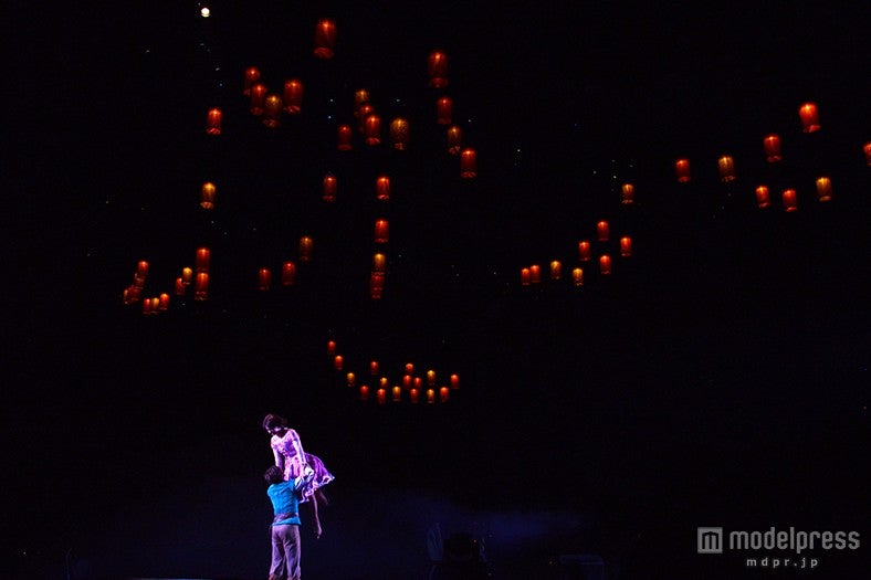 「ディズニー・オン・アイス」幻想的な雰囲気に包まれる