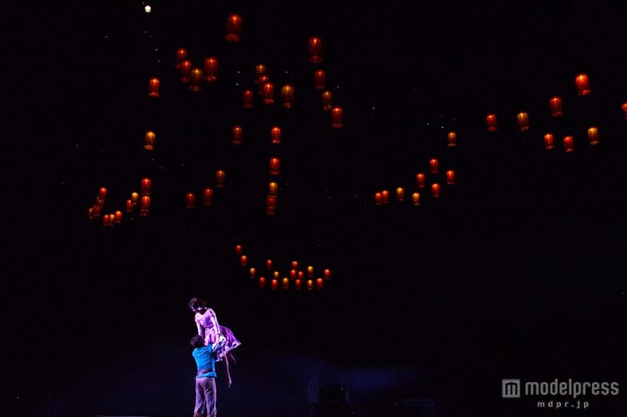無数のランタンが広がる様子を再現(写真2014年公演のもの)