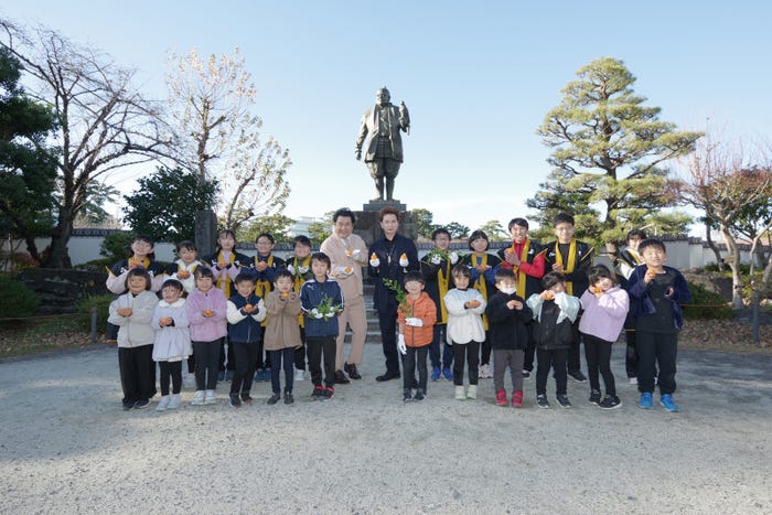 「家康公お手植えのミカン」収穫・接ぎ木イベント集合ショット(提供写真)