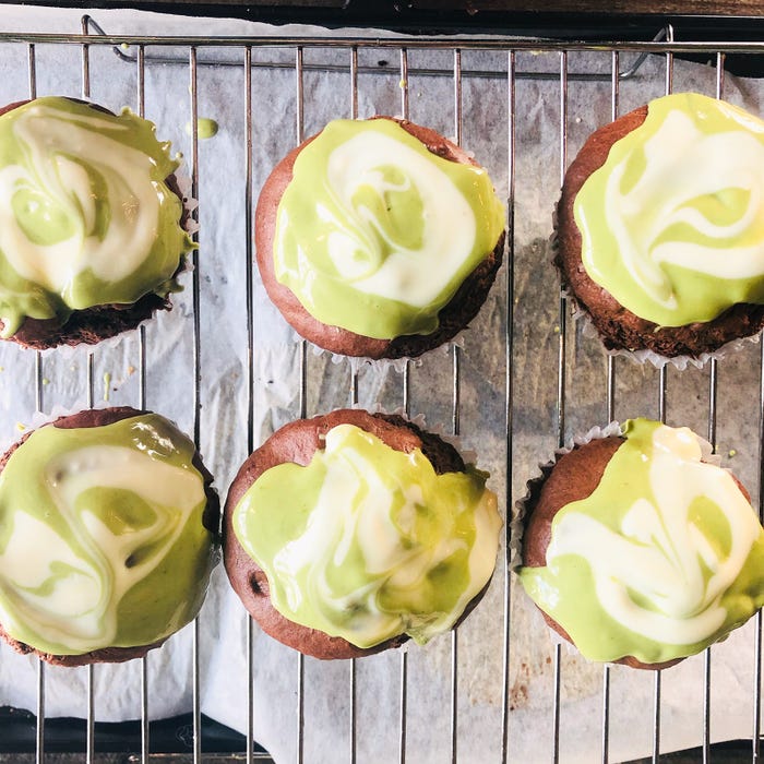 手順4:抹茶チョコレート、ホワイトチョコレートをかけてマーブル状にする/画像提供:柏原歩