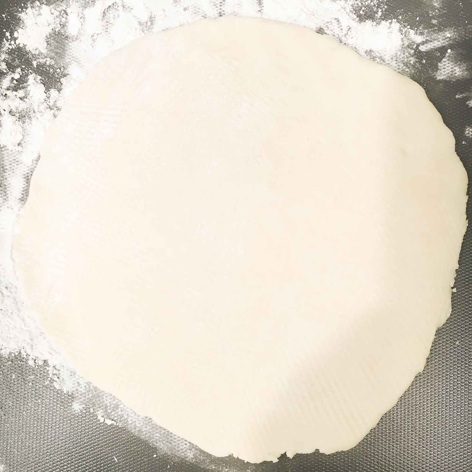 手順5：生地は綿棒で約25cmくらいに広げ指で押す／画像提供：柏原歩