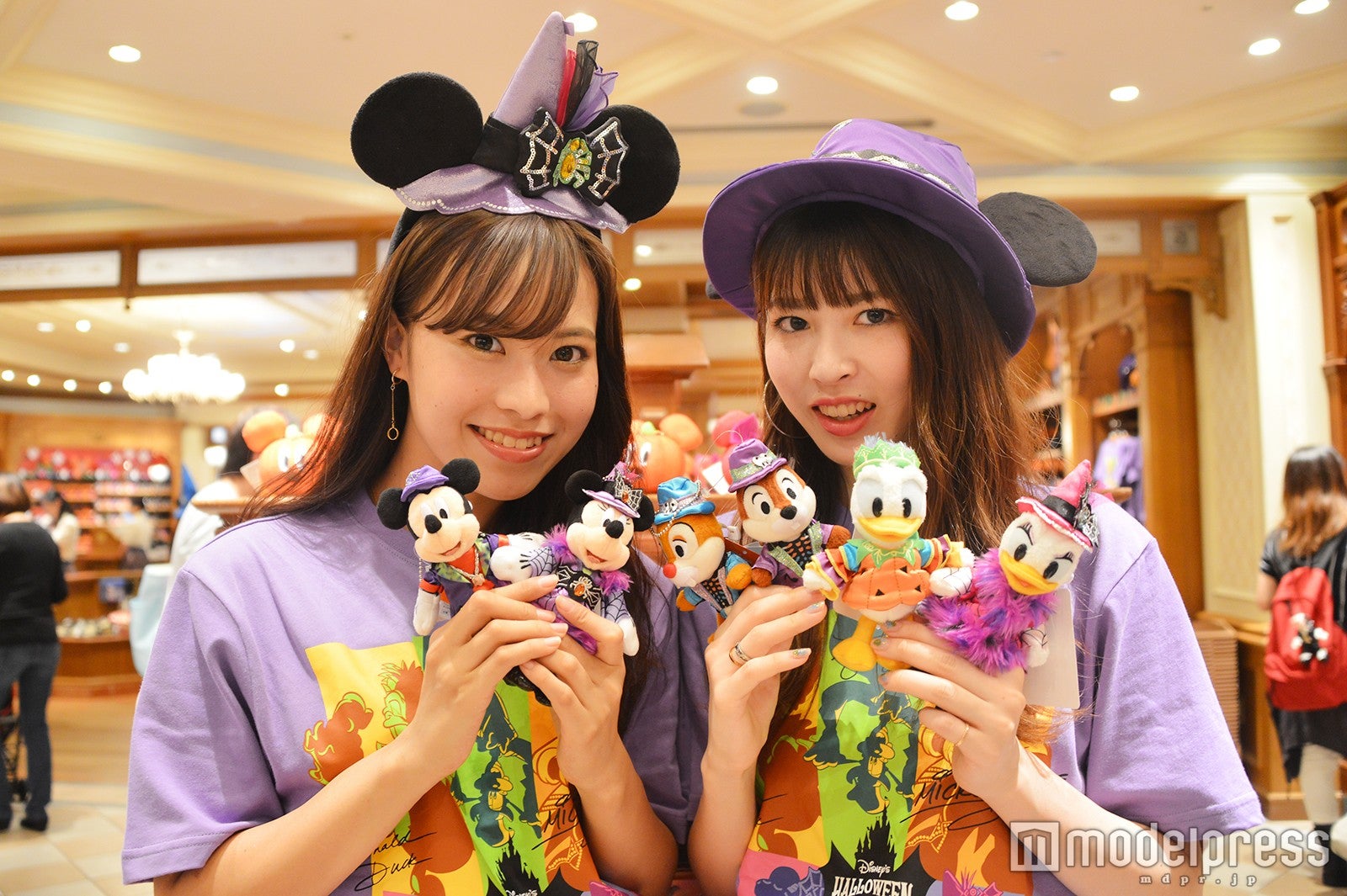 ぬいぐるみバッチ／モデル：山本沙樹（左）、田方萌子（右）／（C）モデルプレス