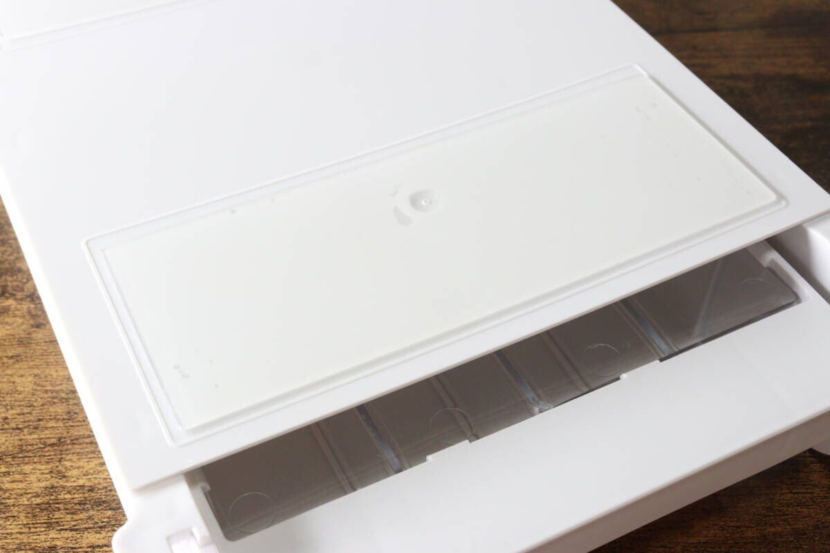 ダイソー 取り付け引き出しケース ダイソーの取り付け引き出しケースに粘着テープを付ける