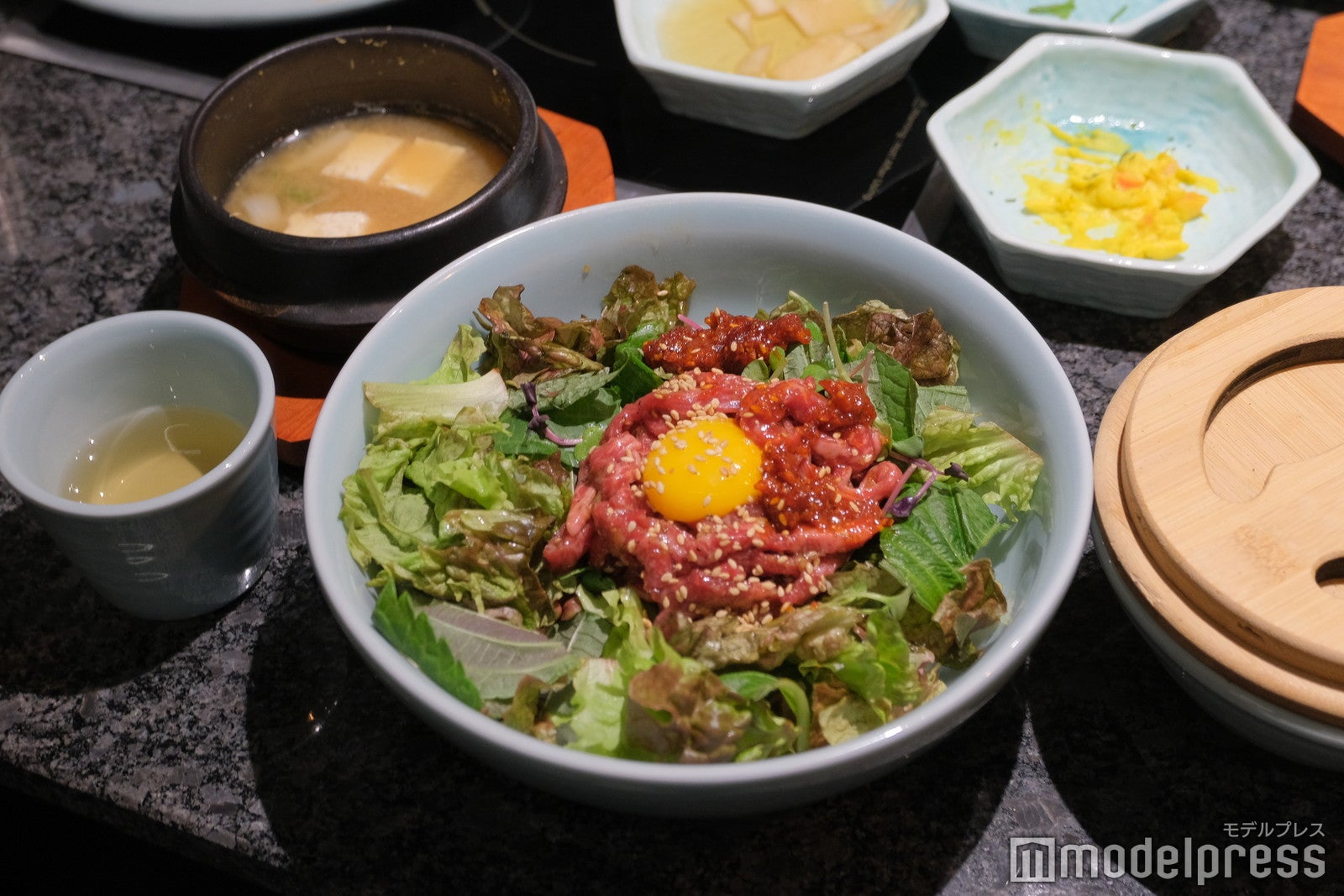 韓牛のユッケ丼（C）モデルプレス