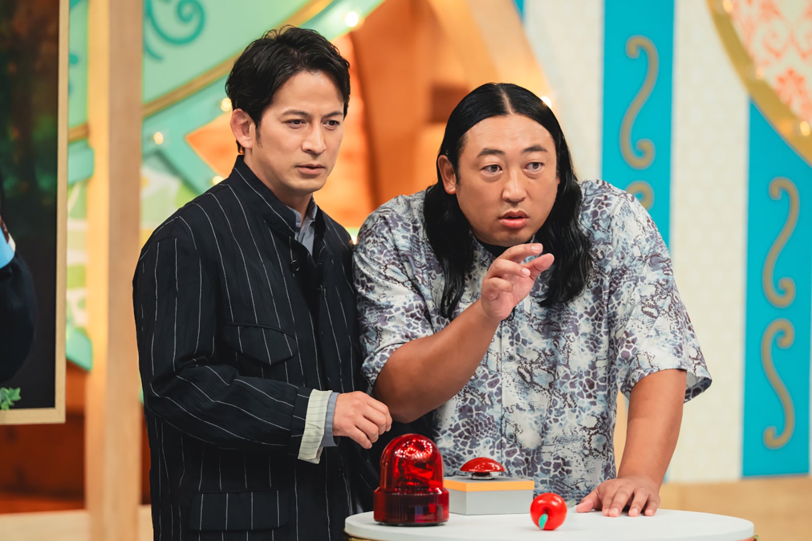 岡田准一、秋山竜次（C）TBS