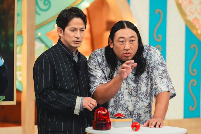 岡田准一、秋山竜次(C)TBS