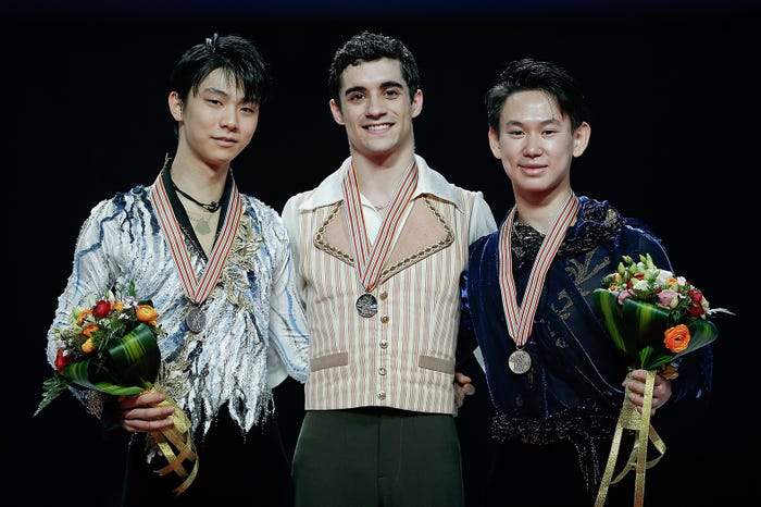 2015年3月に上海で行われた世界選手権の表彰台/左から:羽生結弦、ハビエル・フェルナンデス、デニス・テンさん (Photo by Getty Images)