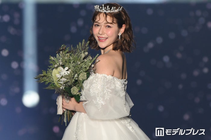 村重杏奈、ウエディングドレス姿で美デコルテ披露「いつか結婚することがあれば…」願望語る【TGC熊本2024】
