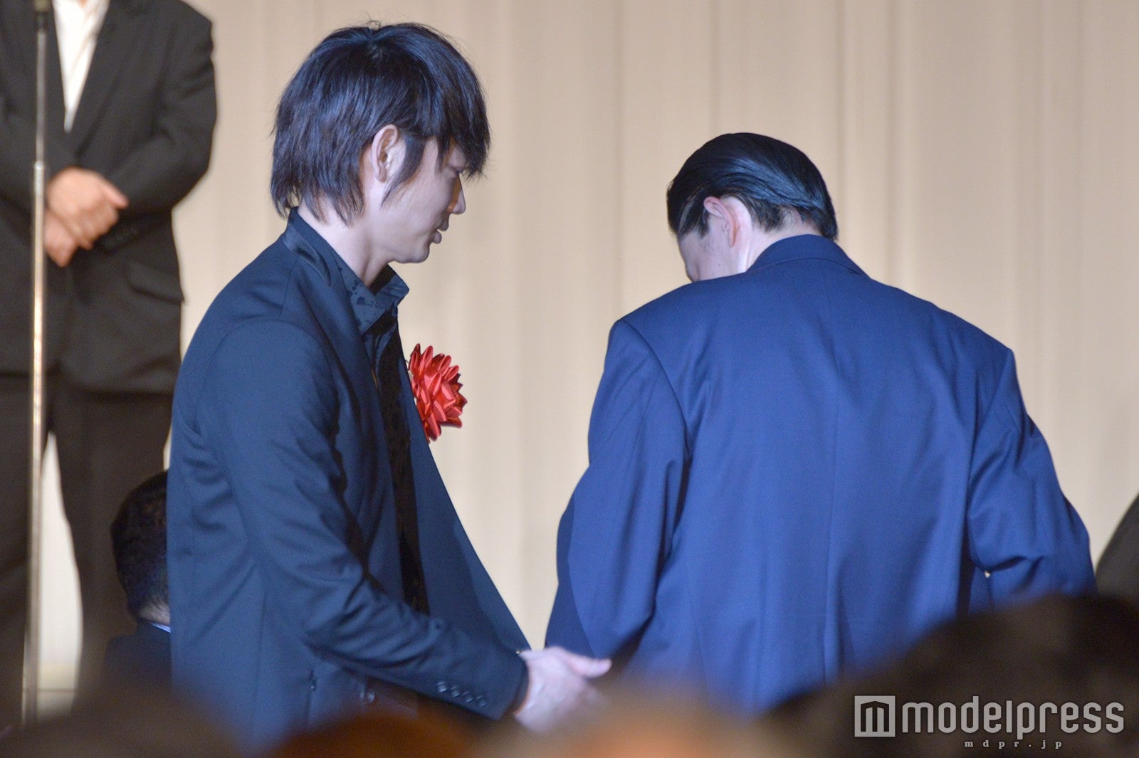 菅田将暉をエスコートする綾野剛（C）モデルプレス