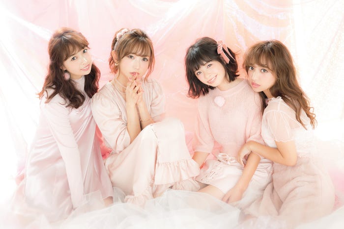 LARMEモデルオーディショングランプリが登場/左から、山内遥さん(グランプリ)、菅野結以、新宅文華さん(グランプリ)、平尾優美花(画像提供:徳間書店)