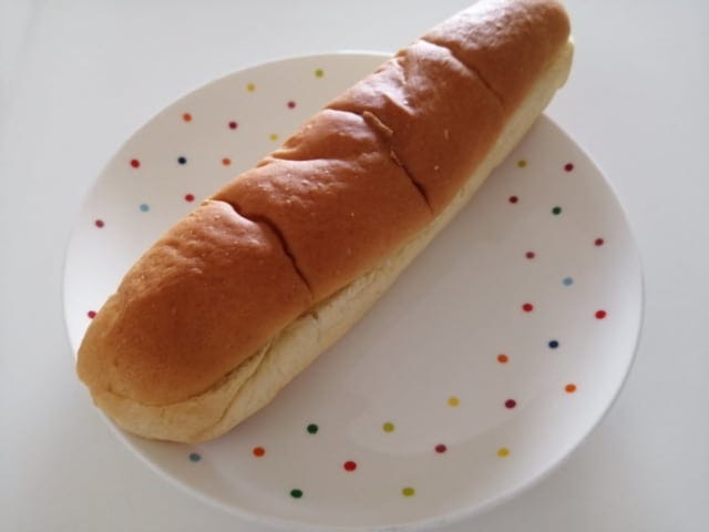 《ローソン》チョコホイップサンド皿の上