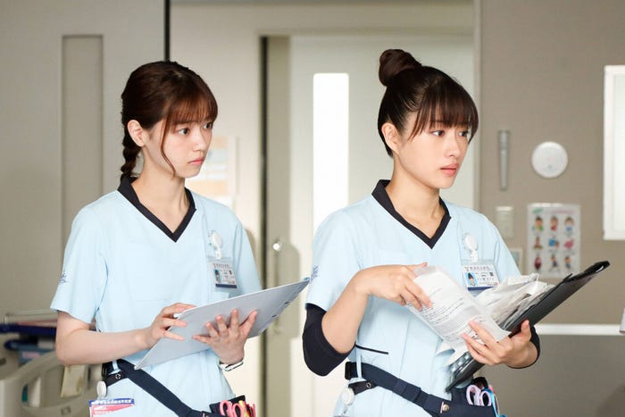 西野七瀬、石原さとみ/「アンサング・シンデレラ 病院薬剤師の処方箋」(C)フジテレビ