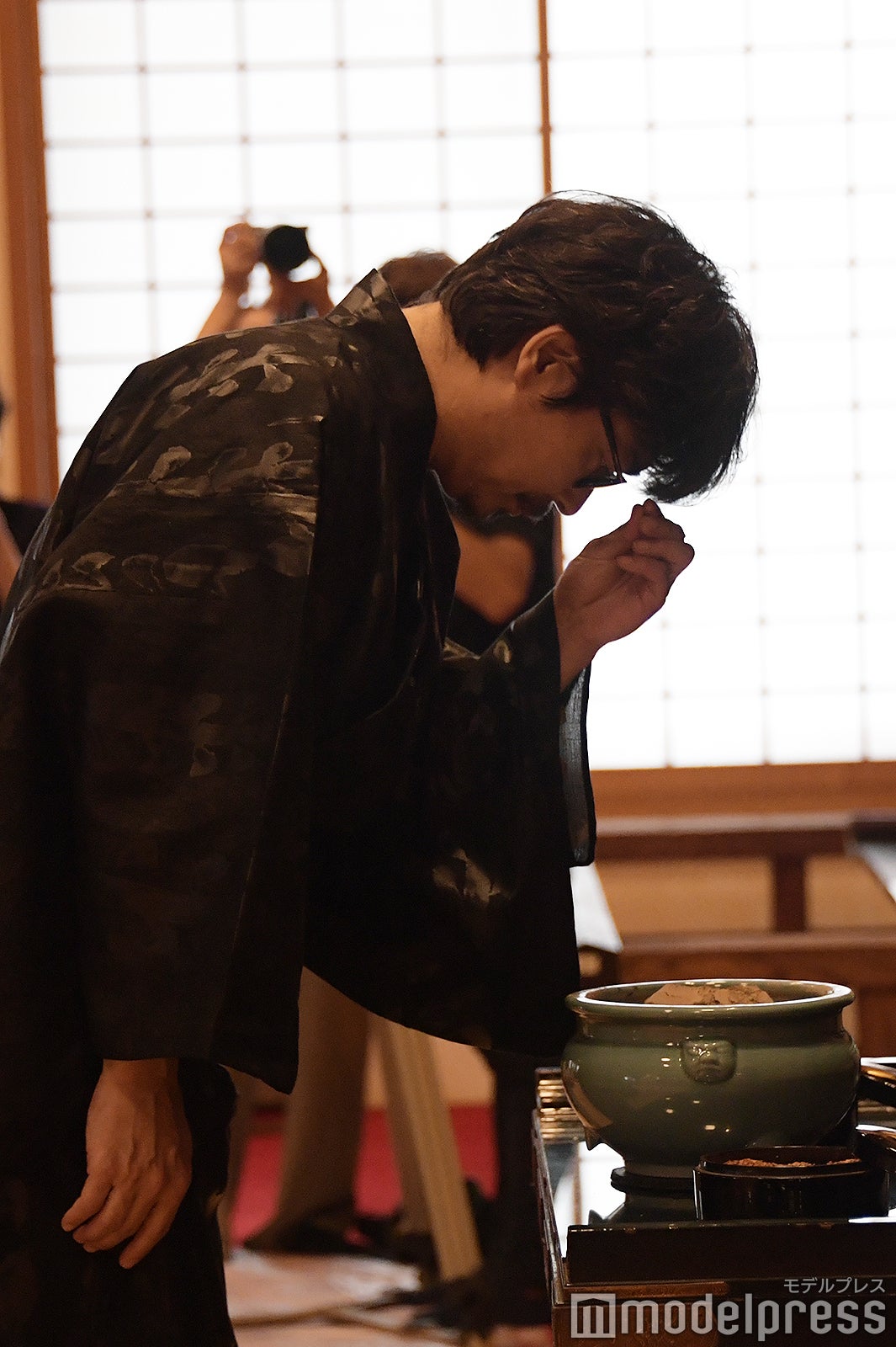 お焼香をする小澤征悦（C）モデルプレス