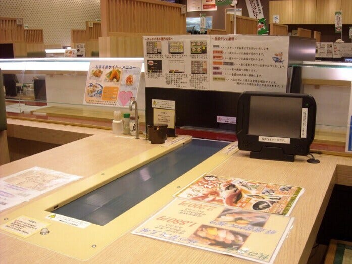 「流れ鮨」システムを導入している店の例。画像は筆者撮影