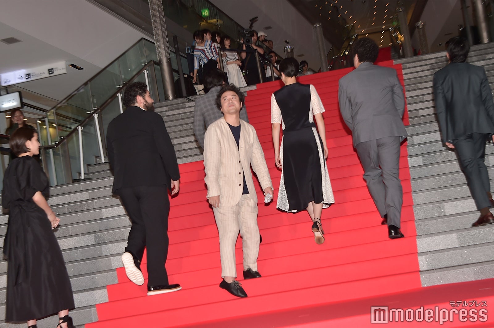 歓声をじっくりと受けるムロツヨシ （C）モデルプレス