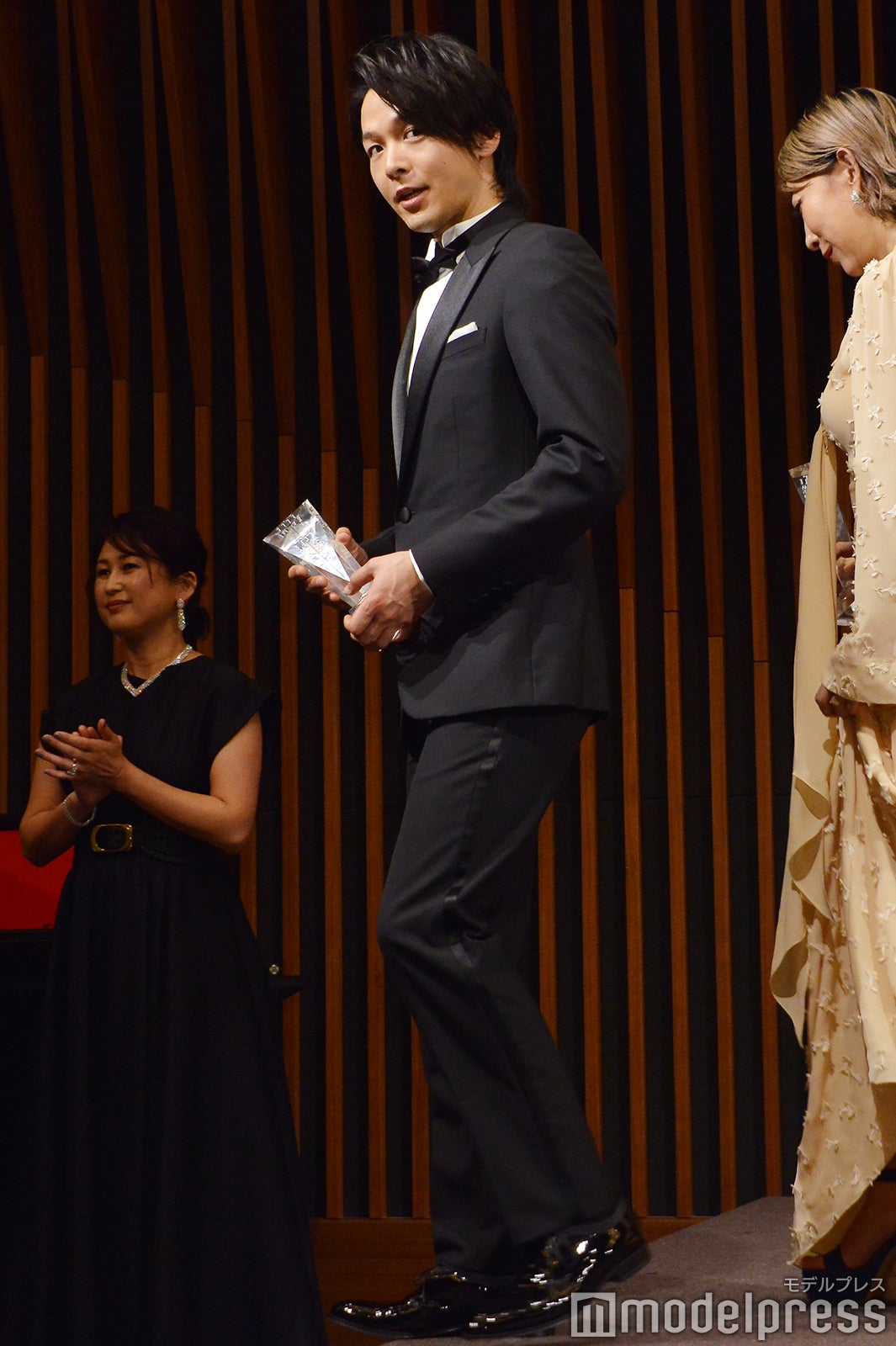 一瞬振り向く中村倫也（C）モデルプレス