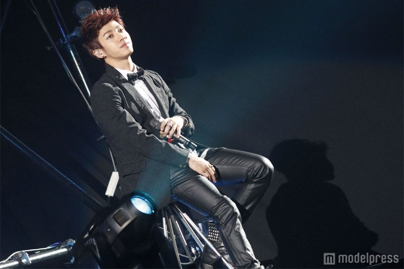 足を負傷し、椅子に座ってパフォーマンスを行うギグァン