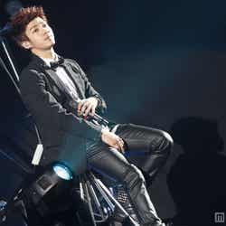 足を負傷し、椅子に座ってパフォーマンスを行うギグァン