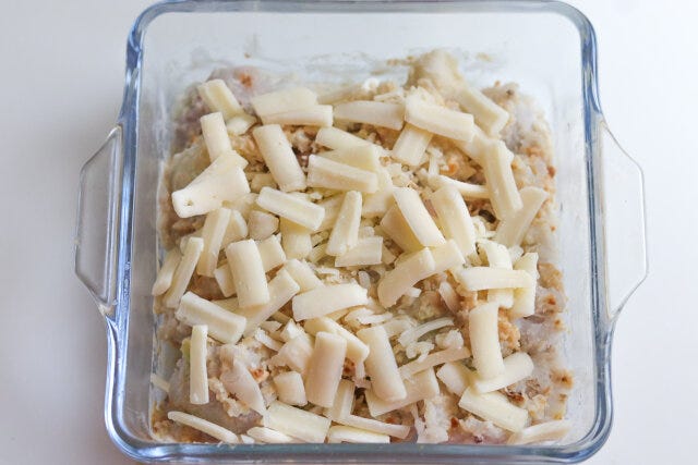 ピザ用チーズをかける ピザ用チーズをかける