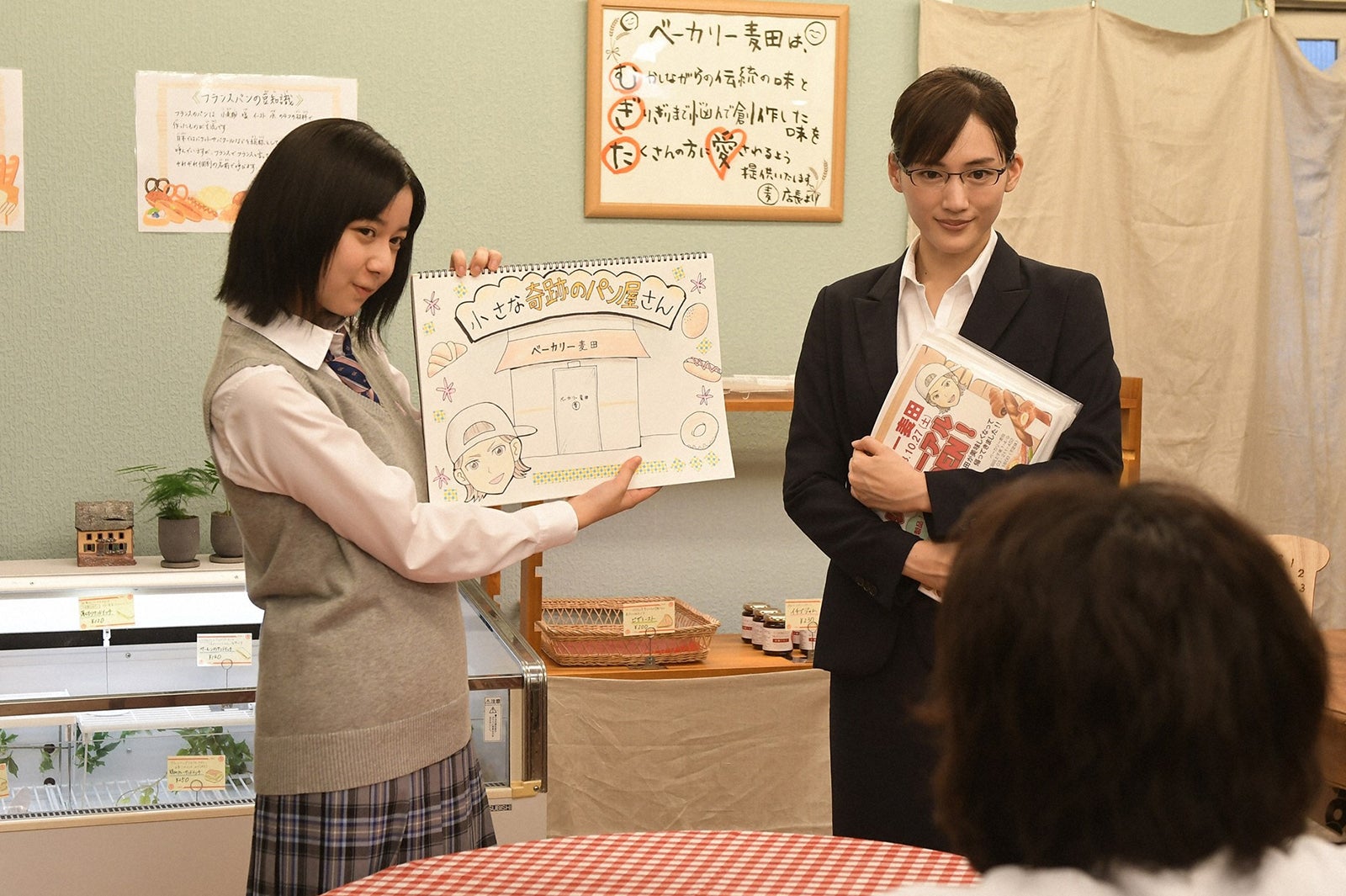 上白石萌歌、綾瀬はるか／「義母と娘のブルース」第8話より（C）TBS