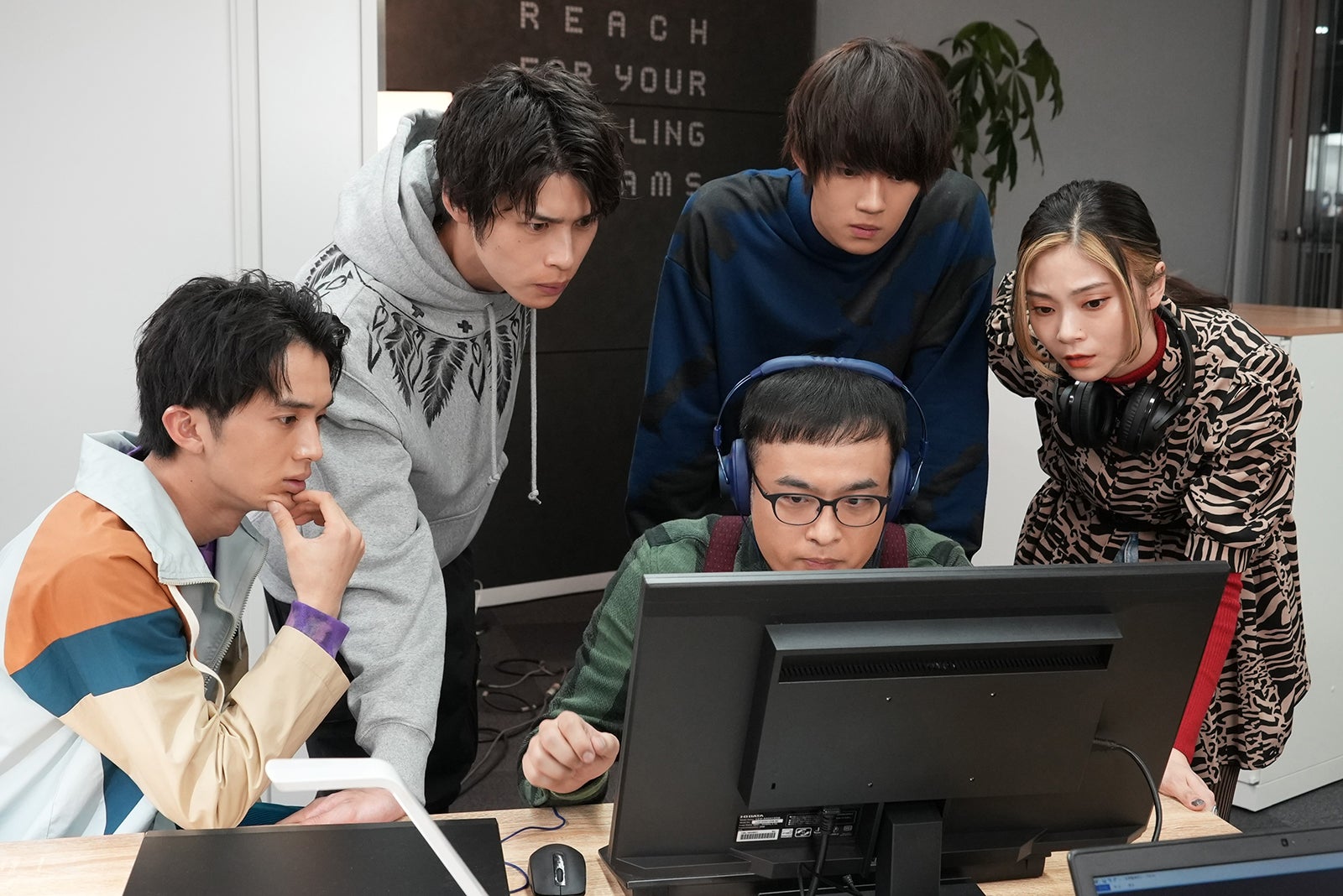 （左から時計回りに）堀野内智、青木瞭、佐野勇斗、南彩加、BOB／「真犯人フラグ」第7話より（C）日本テレビ