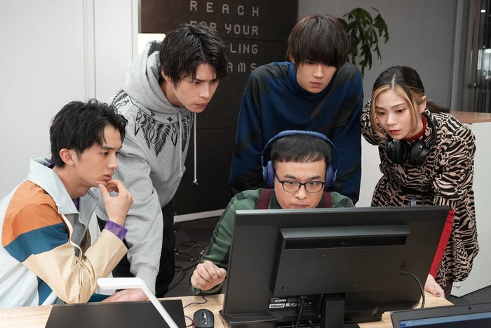 (左から時計回りに)堀野内智、青木瞭、佐野勇斗、南彩加、BOB/「真犯人フラグ」第7話より(C)日本テレビ