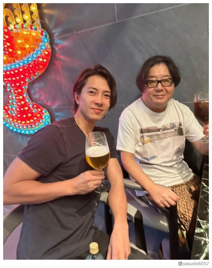 秋元康氏、山下智久との2ショット公開　誕生日祝福メンバーが豪華と話題に