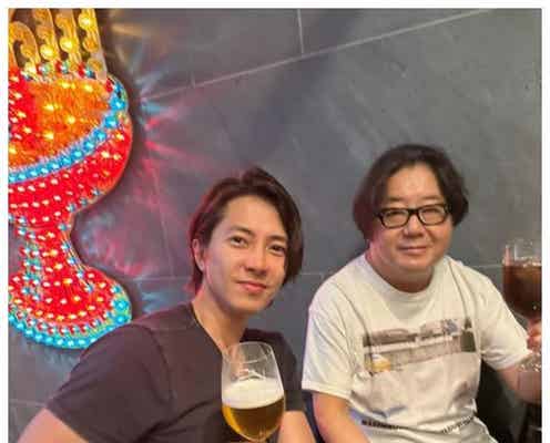 秋元康氏、山下智久との2ショット公開 誕生日祝福メンバーが豪華と話題に