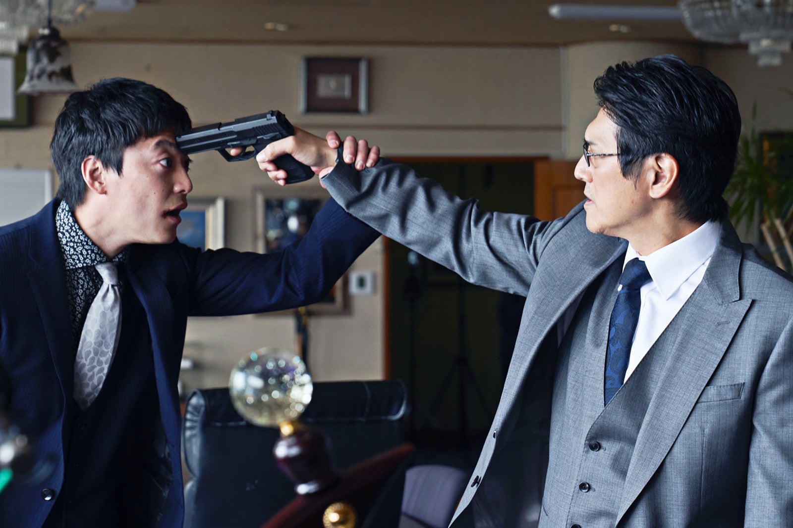 大東駿介、高橋克典（C）浅井蓮次・沢田 新・小学館／「バイオレンスアクション」製作委員会