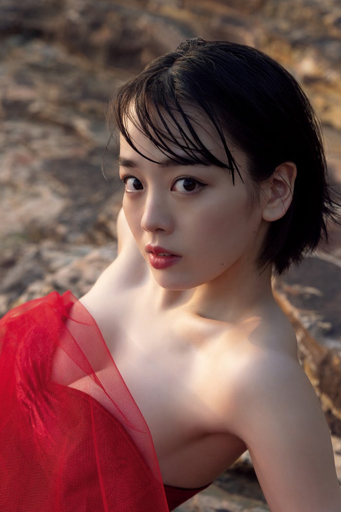 伊原六花写真集「R22」より/撮影:中山雅文(画像提供:ワニブックス)