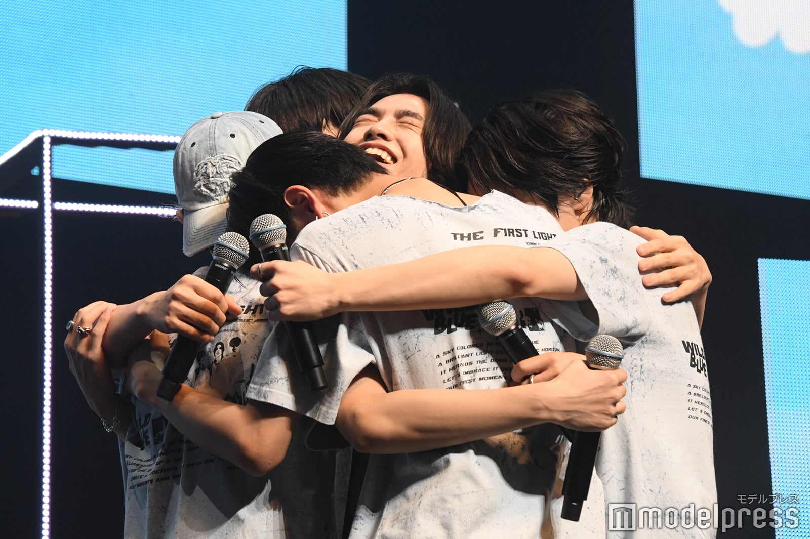 ハグをするWILD BLUE（C）モデルプレス