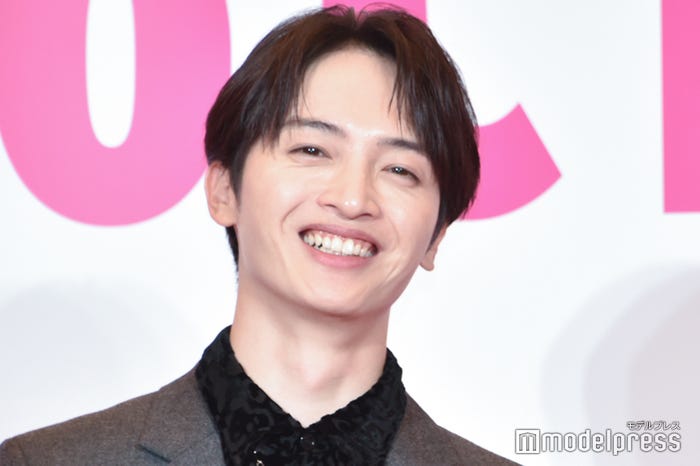 記者から笑顔を求められ「ガハハー!」と声を出して笑顔をみせた玉森裕太(C)モデルプレス